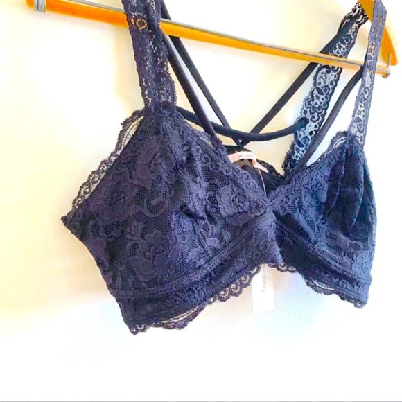 Francesca's | NWT Alexia V Cut Lace Bralette - Picture 6 of 10